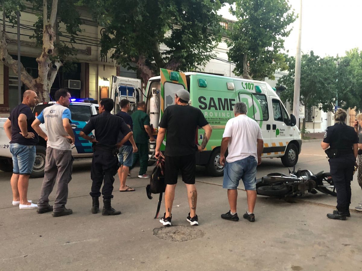 Mujer en moto cayó al suelo tras ser encerrada por una camioneta
