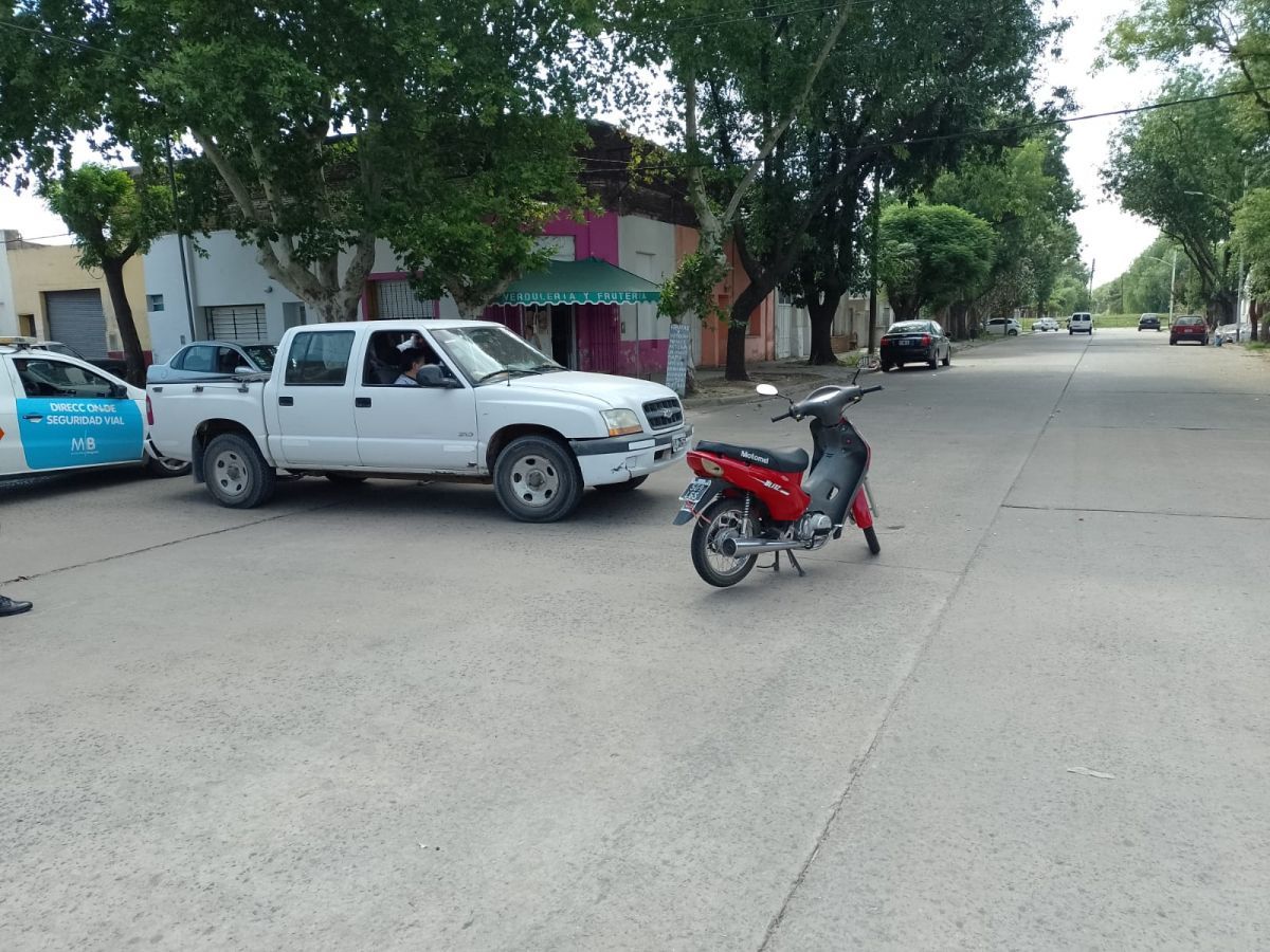 Accidente de tránsito entre moto y camioneta: una mujer hospitalizada