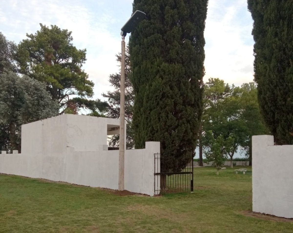 Iluminación solar para los cementerios de Irala y O'Brien