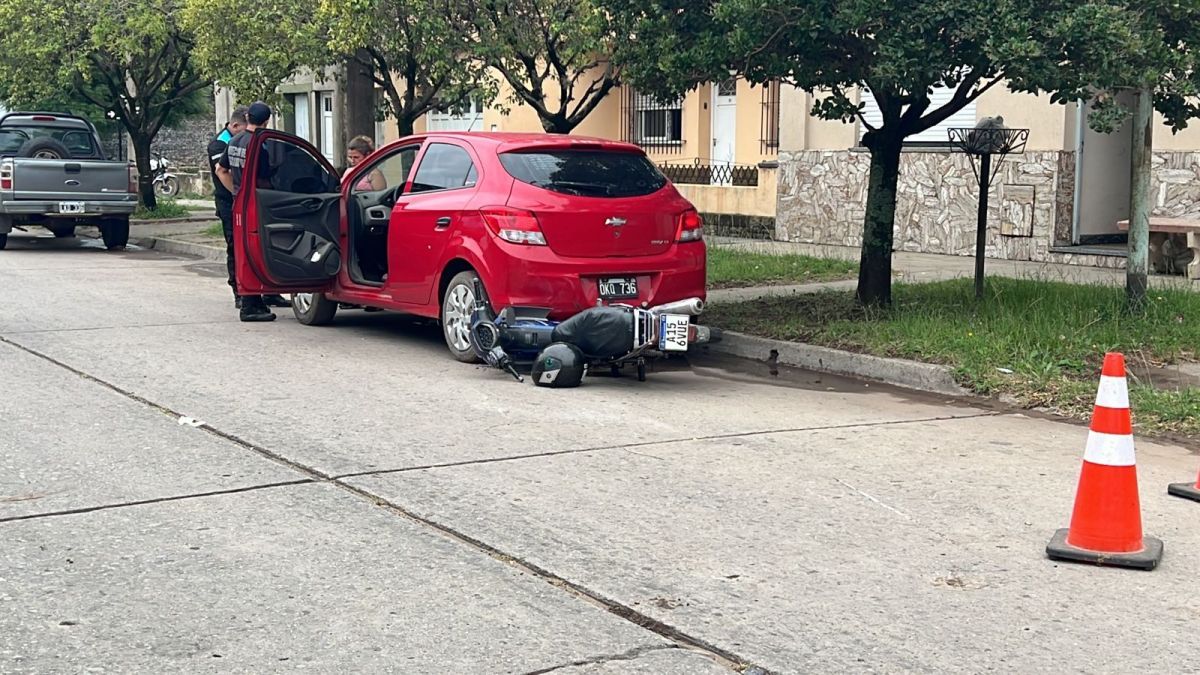 Mujer en moto perdió el equilibrio y terminó debajo de un auto