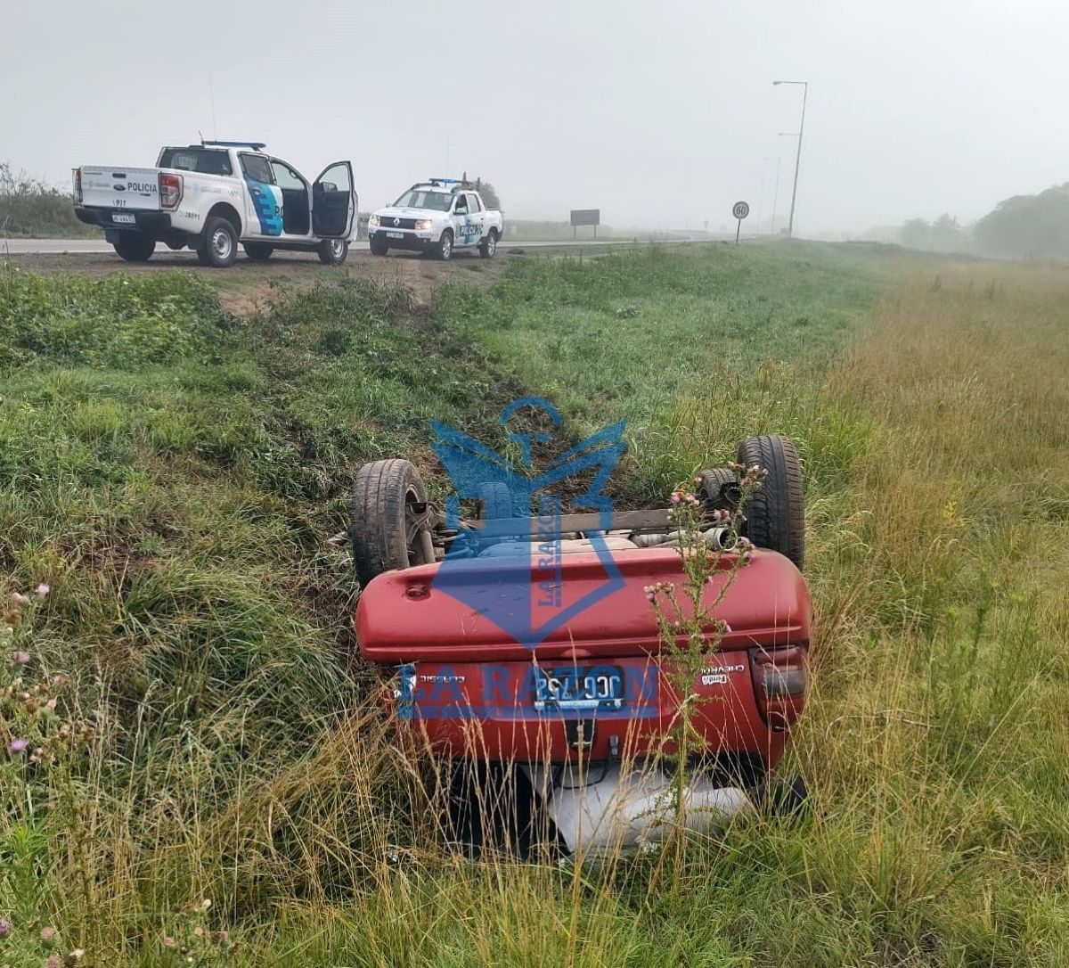 Despiste y vuelco de un auto en la ruta 5