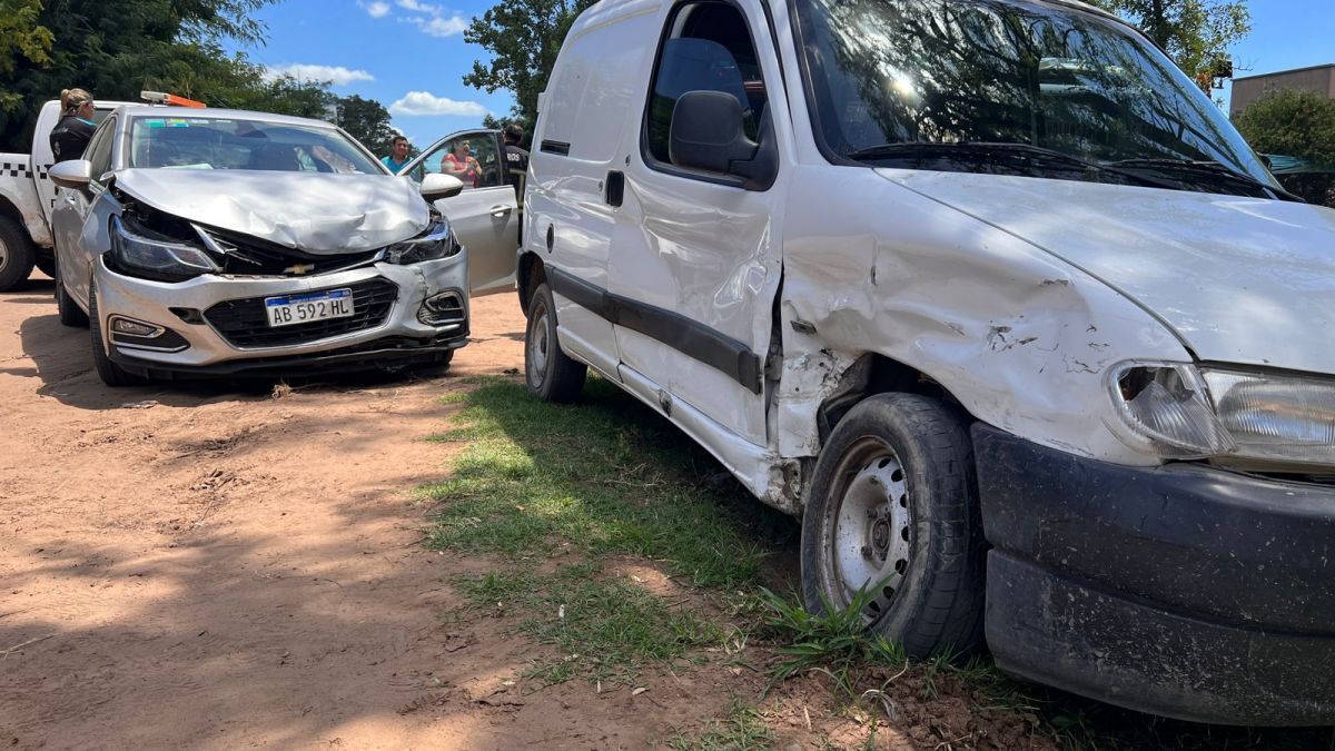 Un auto y un utilitario chocaron en Barrera y Dorrego