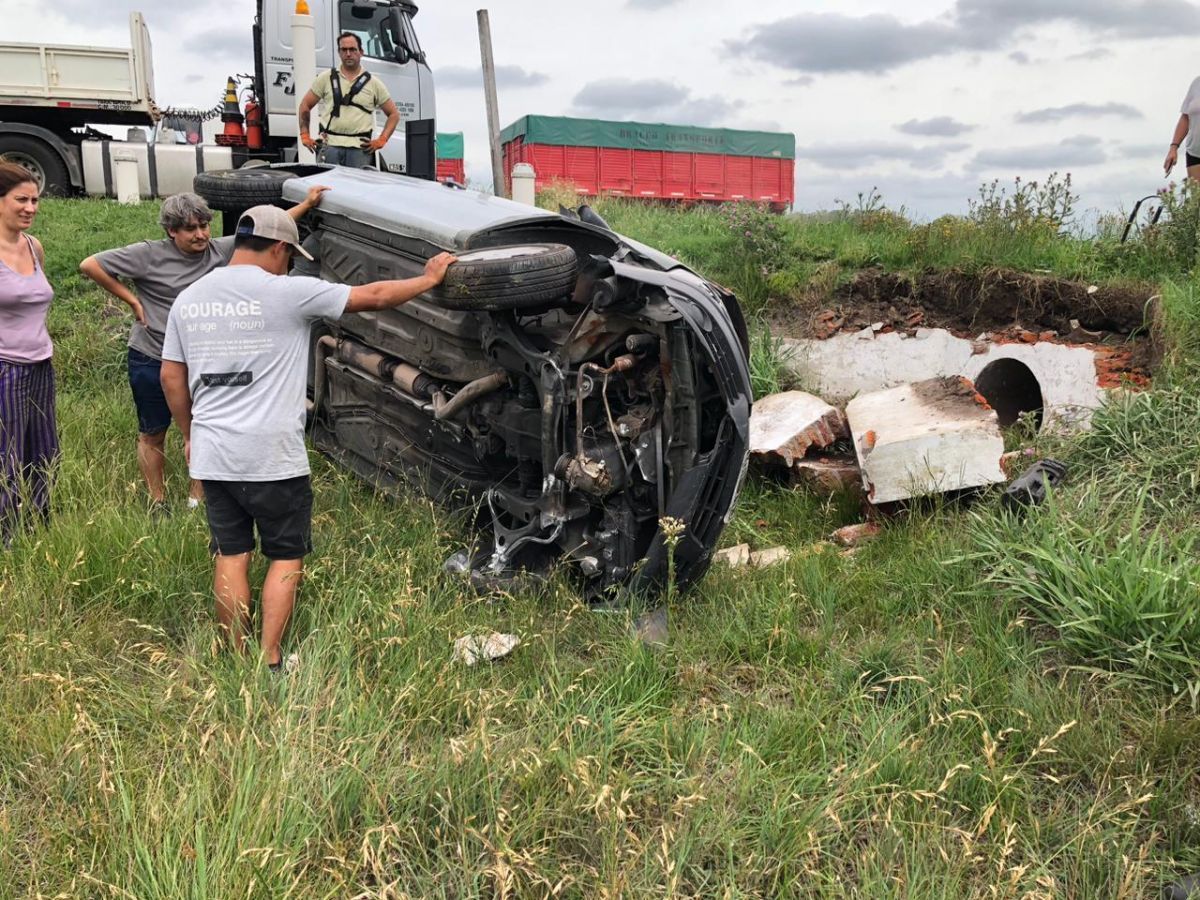 Ruta 5: se estrelló un auto contra la alcantarilla de la Estación de Servicio de Gas