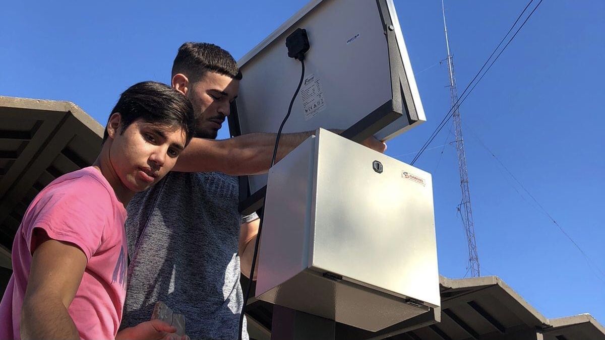 Instalaron el primer cargador público de celulares en Bragado