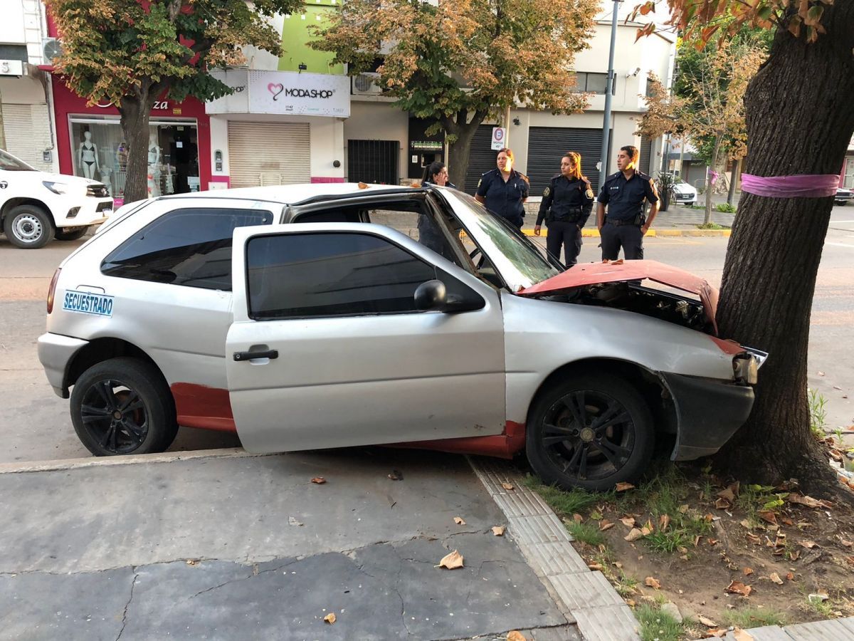 Un auto se subió a una vereda céntrica y colisionó contra un árbol