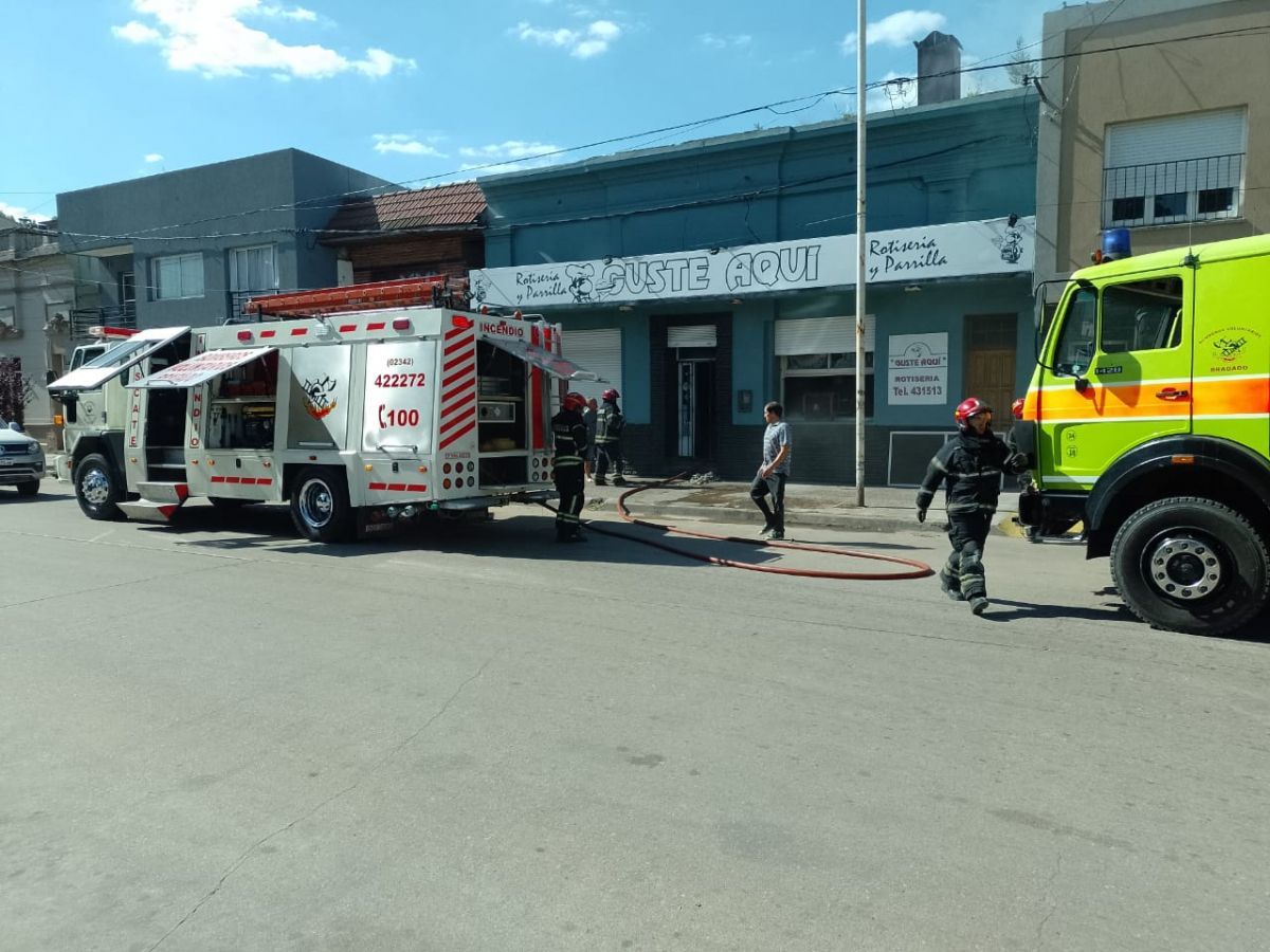 Dos dotaciones de bomberos acudieron a un incendio en la Rotisería "Guste Aquí" 