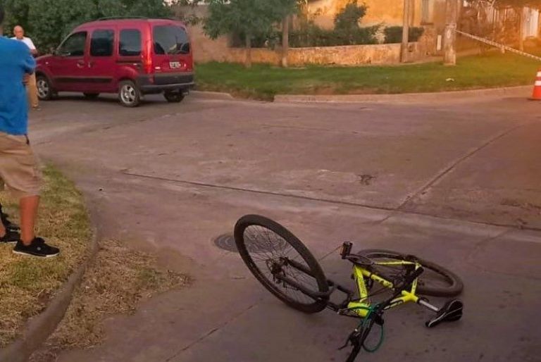 Accidente de tránsito entre una camioneta y una bicicleta