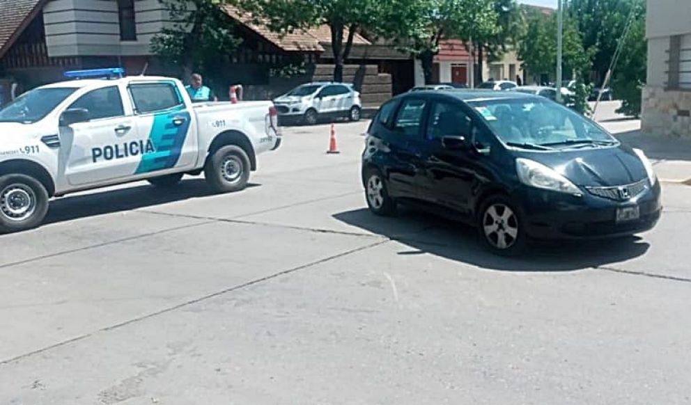 Accidente en el centro: un auto chocó a una mujer que cruzaba la calle