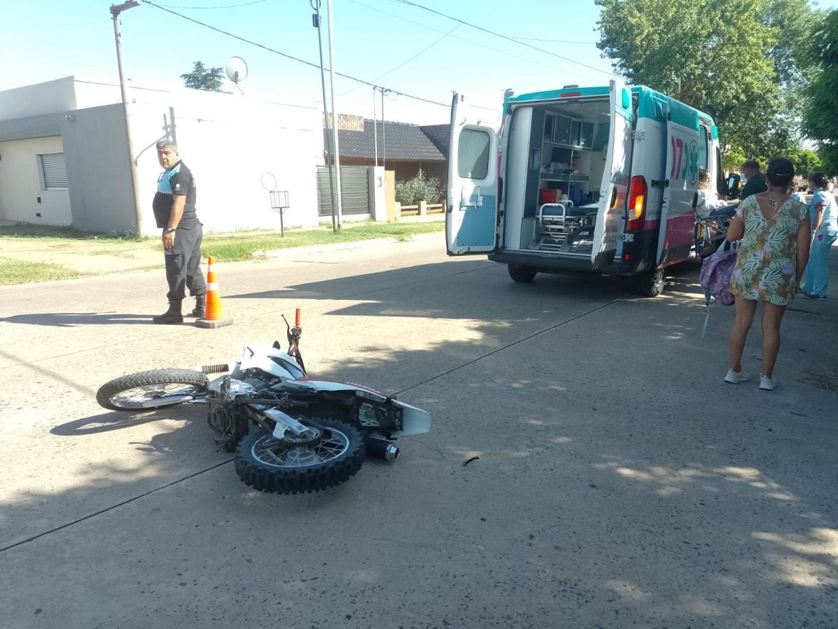 Chocaron un auto y una moto en Alem y Santa María 