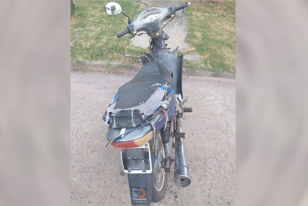 Motociclista chocó a un auto estacionado