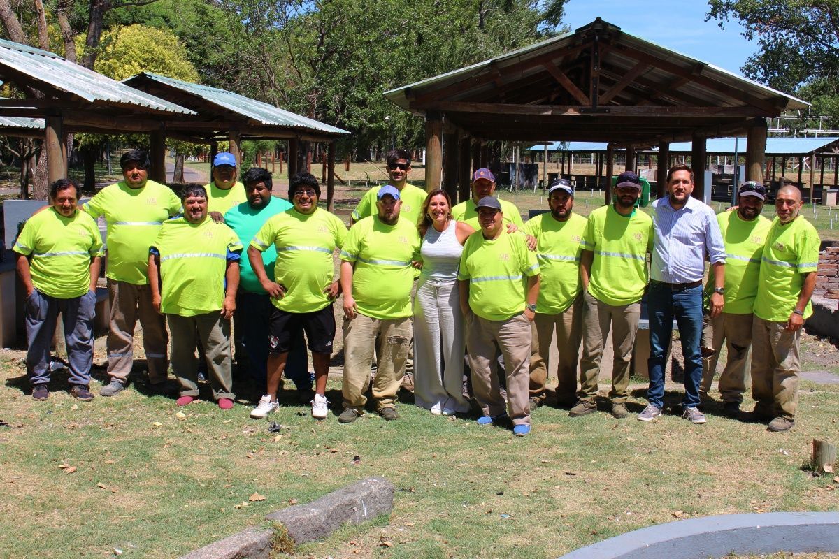 Desarrollo Urbano Ambiental entregó indumentaria a los trabajadores del área