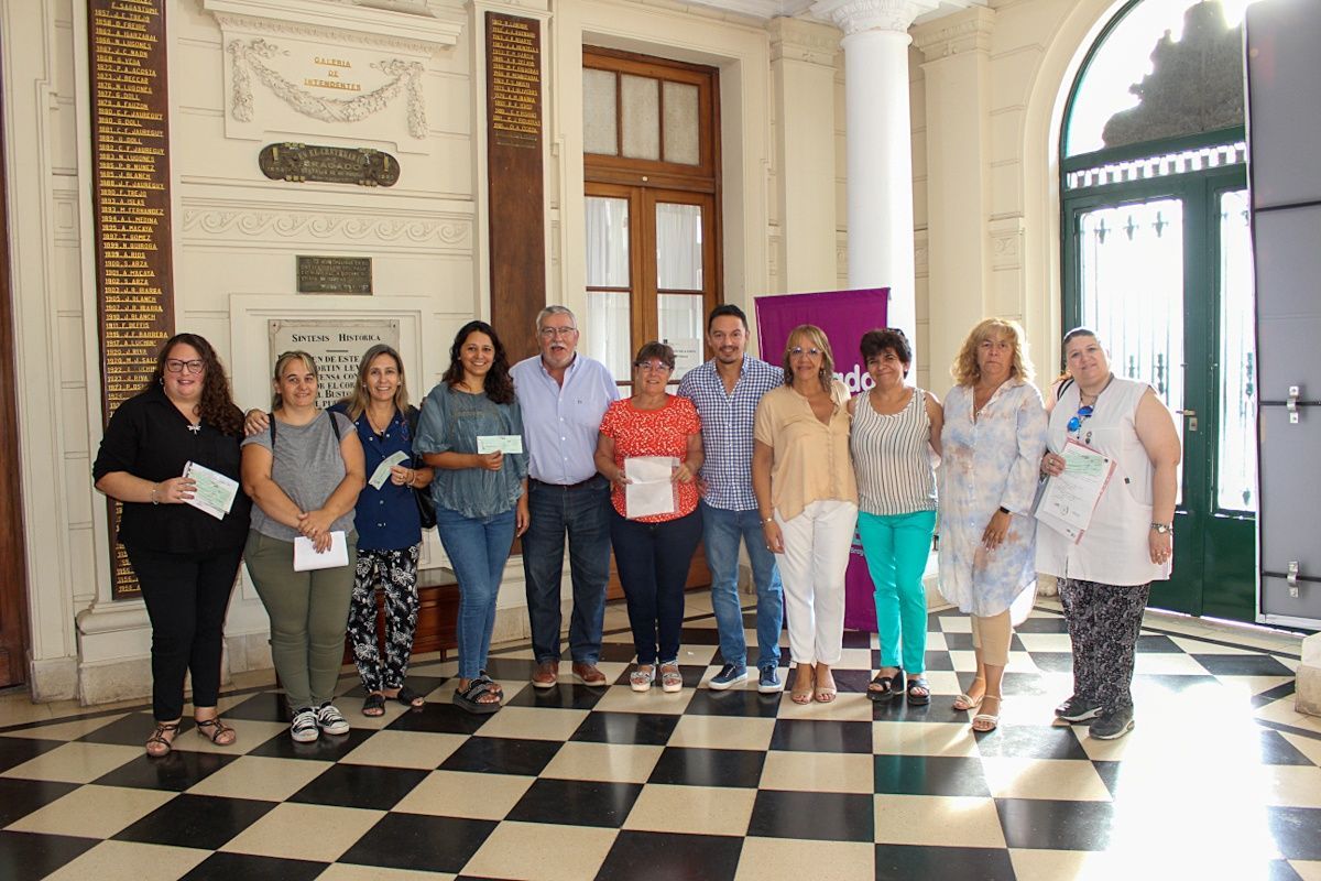 El Intendente entregó subsidios a establecimientos educativos