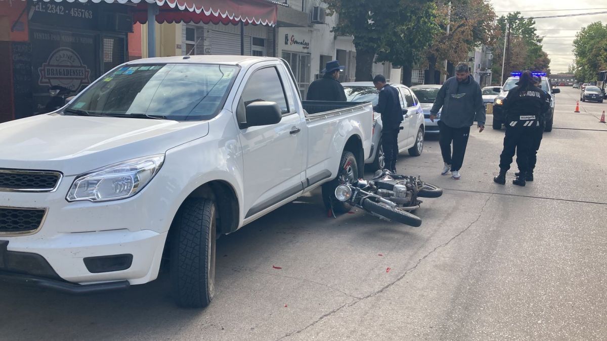 Motociclista se accidentó en el centro tras intentar pasar entre dos vehículos