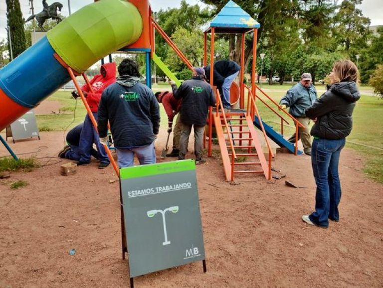 Comenzó el recambio de los juegos antiguos en la Plaza San Martín 