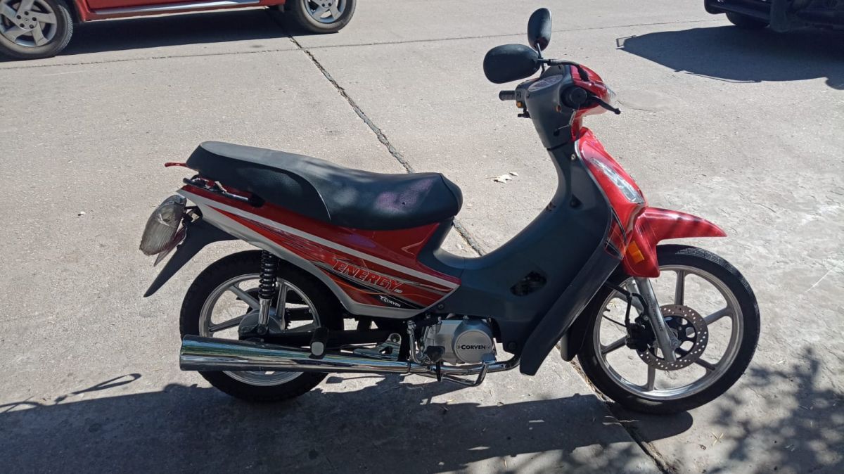 Motociclista chocó un auto estacionado y debió ser trasladado al Hospital