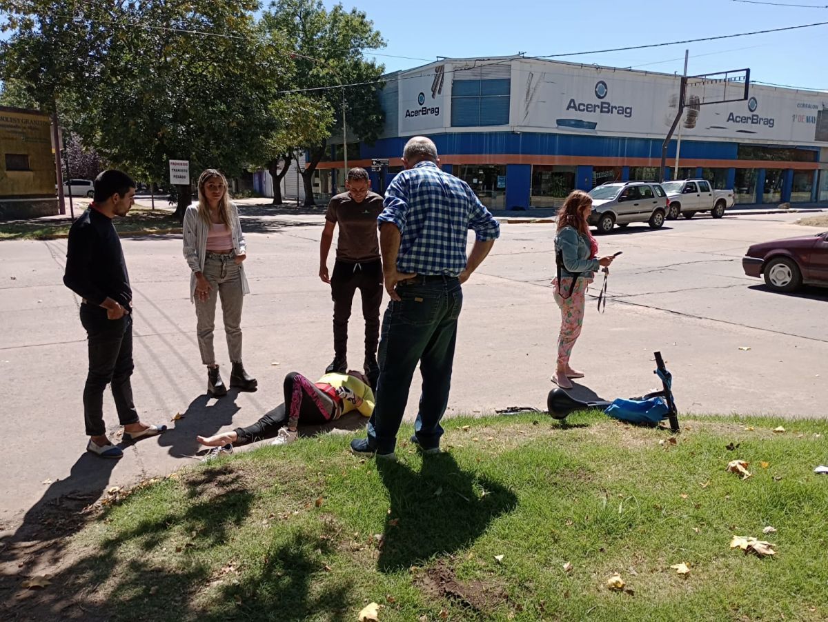 Una mujer cayó al suelo cuando circulaba en un monopatín eléctrico