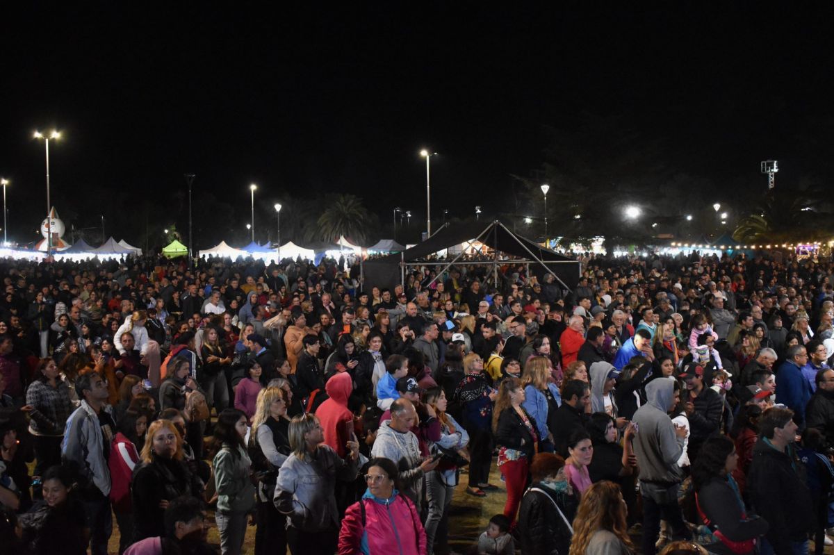 Una multitud bailó y alentó a Los Charros en la plaza Alfonsín