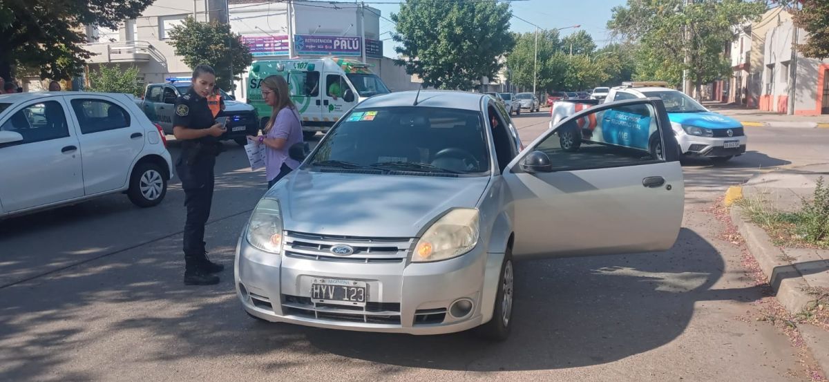 Roce entre un auto y una bicicleta en Conesa y Pellegrini