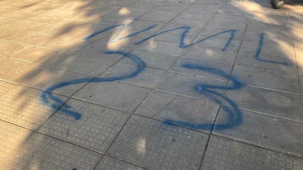 Vandalismo en Comercio: apareció una gran pintada con las siglas NML
