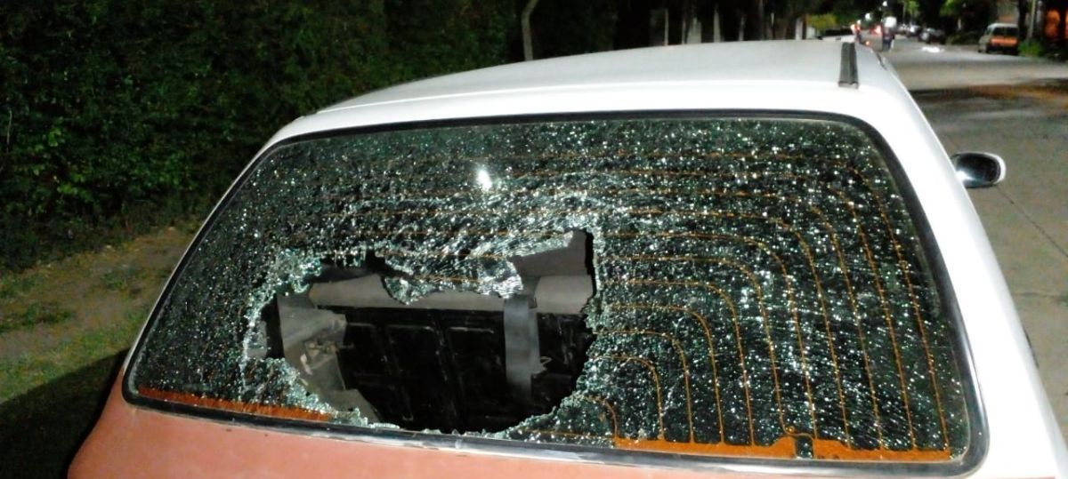 Varios autos dañados en la madrugada del domingo