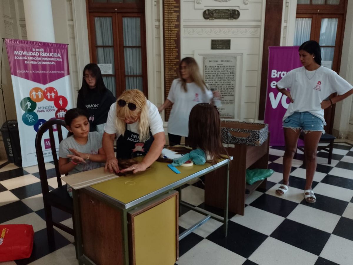 Concientización del cáncer infantil: se realizó la colecta de cabello en la Municipalidad