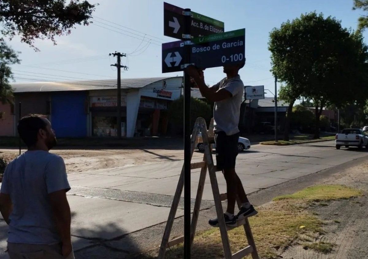 Más de 800 señaléticas urbanas viene colocando el Municipio en Bragado
