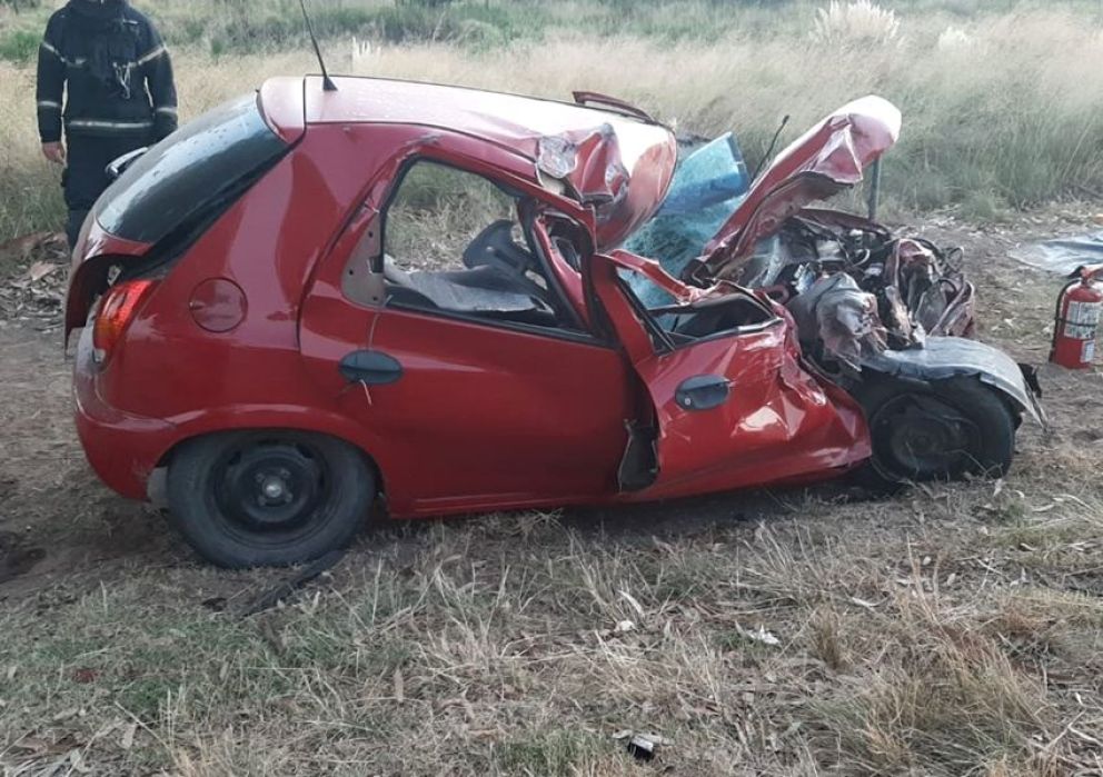 Grave accidente entre un auto y un camión en la Ruta 46: una persona internada en UTI