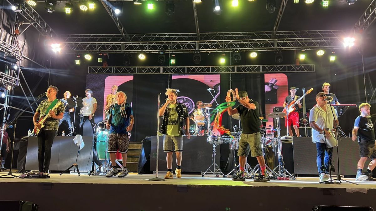 Una multitud vibró al ritmo de "Los Auténticos Decadentes" en el aniversario de Bragado 
