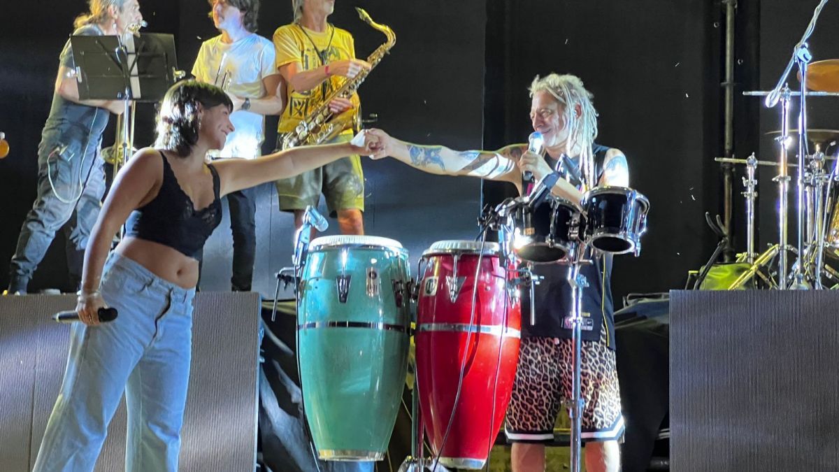 Paloma Angione cumplió su sueño de cantar junto a "Los Auténticos Decadentes"