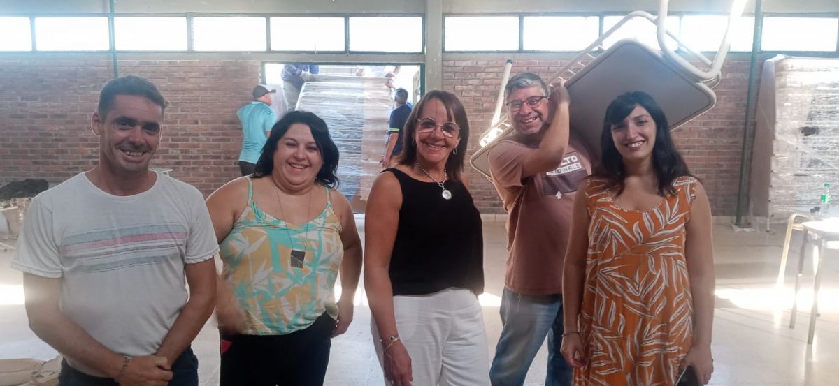 Llegó mobiliario para equipar 8 aulas en varias escuelas de Bragado y los cuarteles