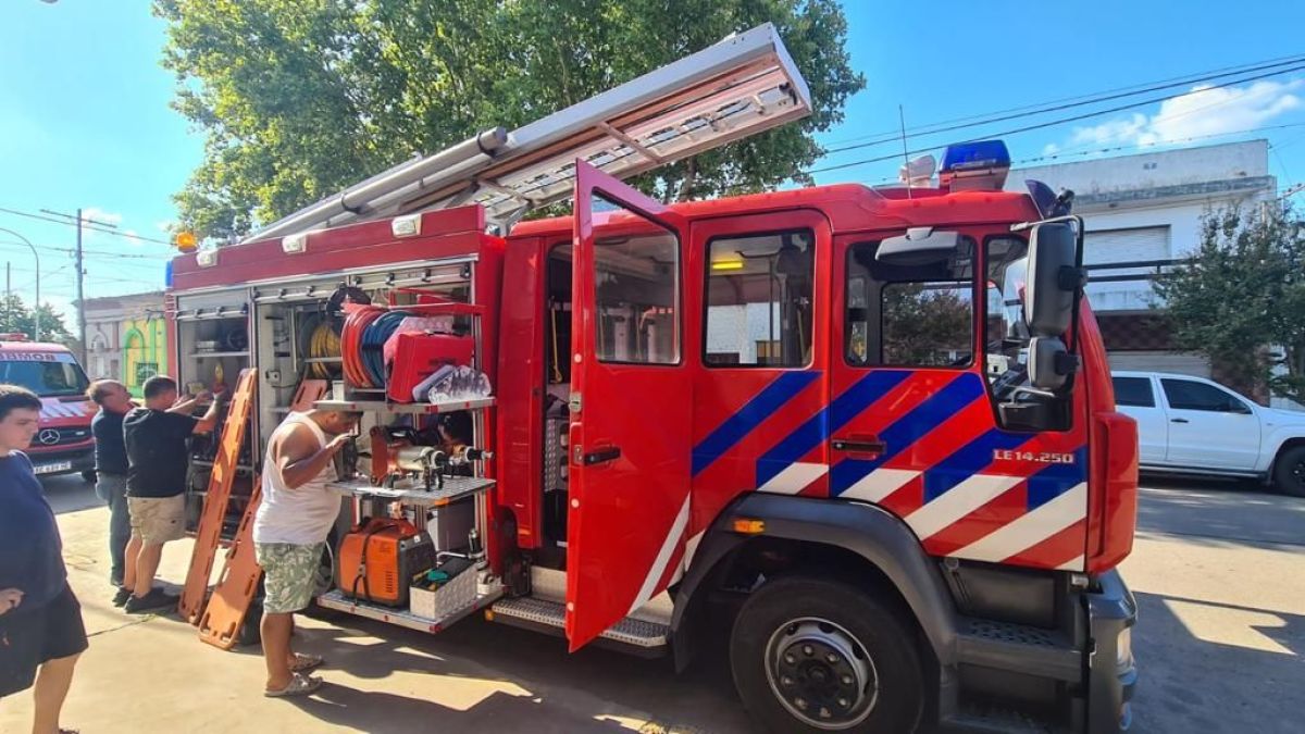 Bomberos recibió el tercer camión autobomba comprado en el exterior
