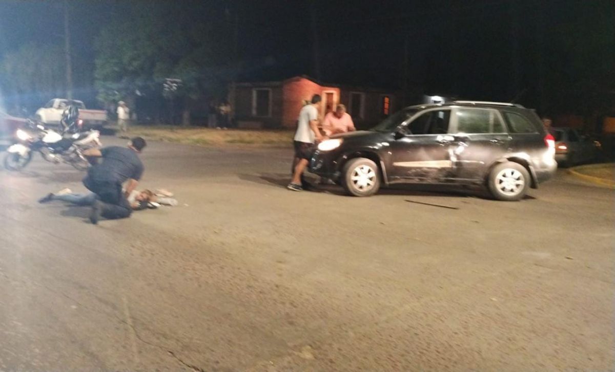 Chocaron una moto y una camioneta en Hermanos Islas y General Paz 