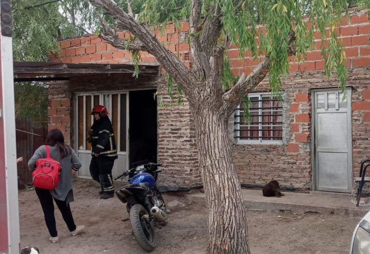 Un incendio de una heladera motivó el trabajo de los Bomberos