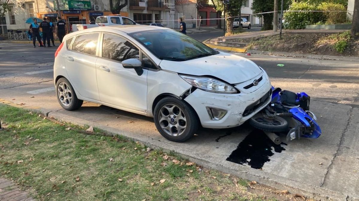 Choque en Italia y Del Busto: un auto embistió a una moto  