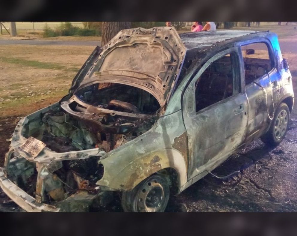 Un auto quedó totalmente destruido por el fuego