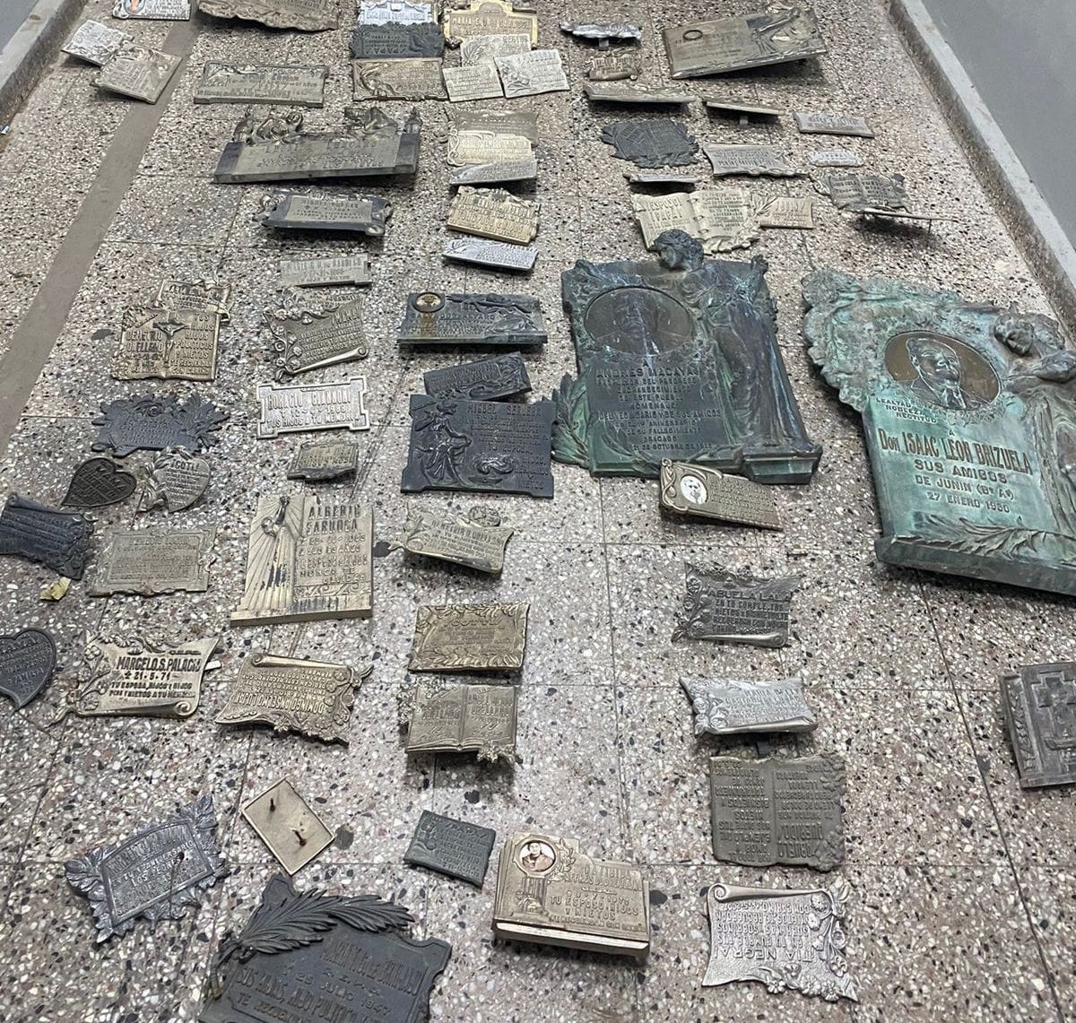 Recuperaron 76 placas de bronce que estaban siendo robadas en el Cementerio Municipal
