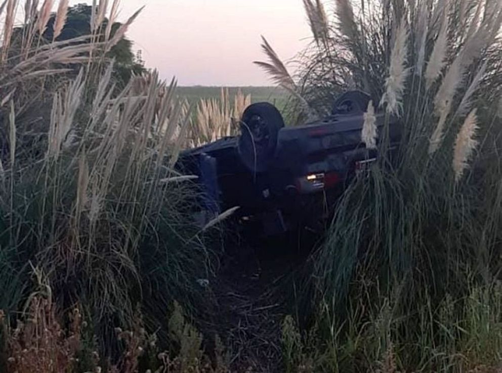 Dos autos volcados tras un accidente en la Ruta 46