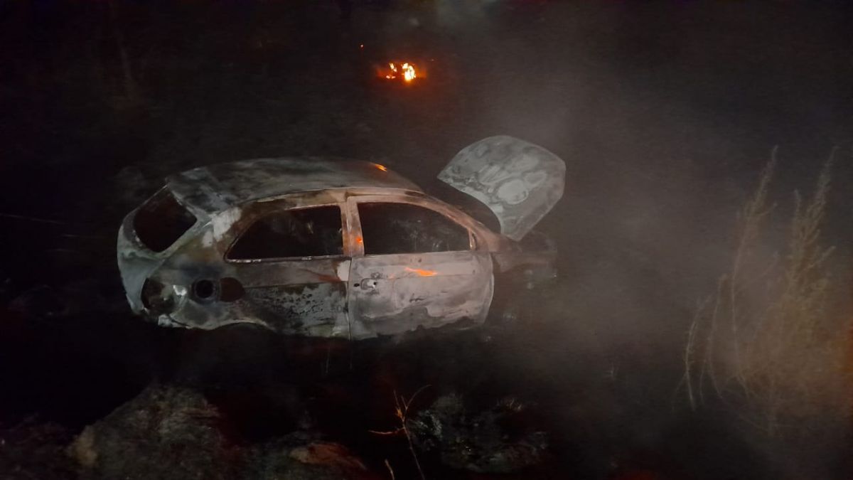 Un auto cayó a una zanja y terminó incendiado: destrucción total