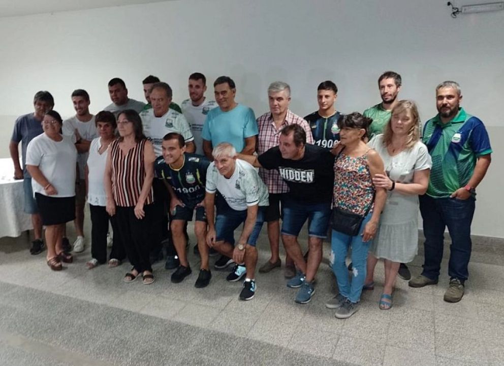 Fútbol local: Nuevo Horizonte presentó su nueva indumentaria