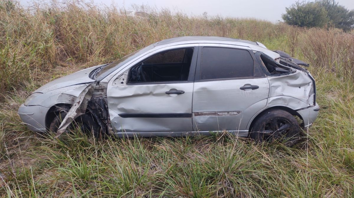 Despiste y vuelco de un auto en la ruta 46