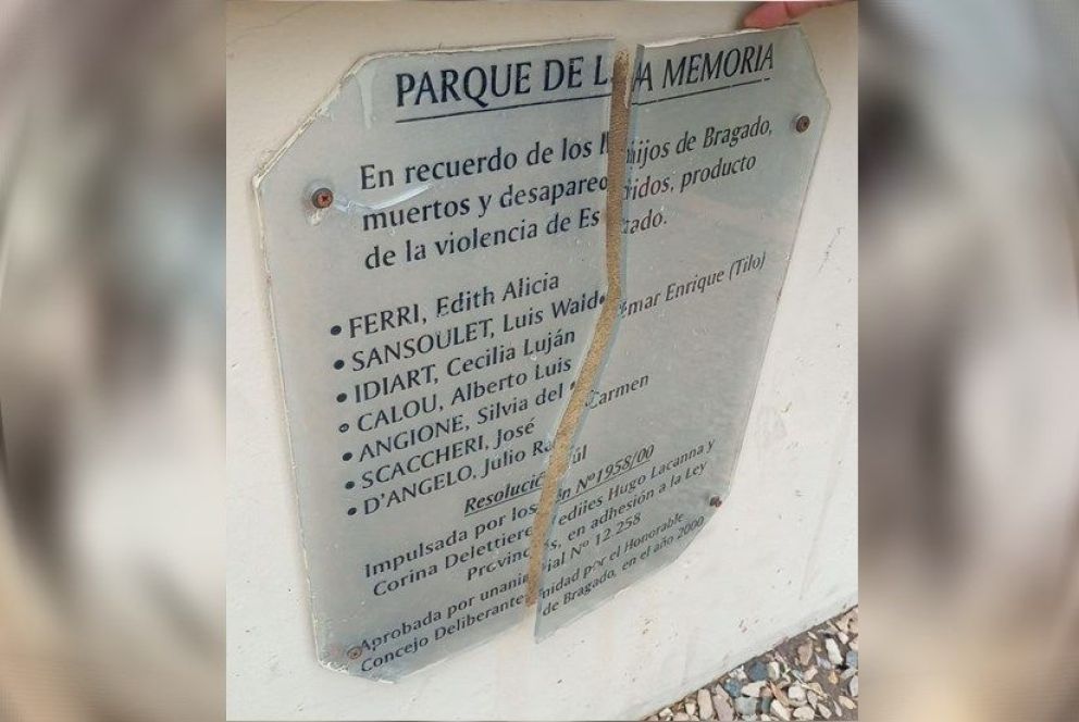 Vandalizaron la placa que lleva los nombres de los desaparecidos de Bragado