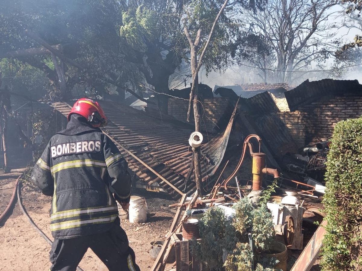 Destrucción total en una vivienda de La Limpia tras un Incendio