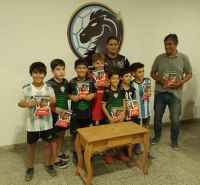 Entregaron el libro de "Mandinga" a las escuelas de fútbol de Bragado