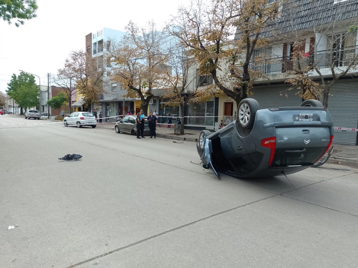 Volcó un auto en pleno centro tras chocar a otro que estaba estacionado