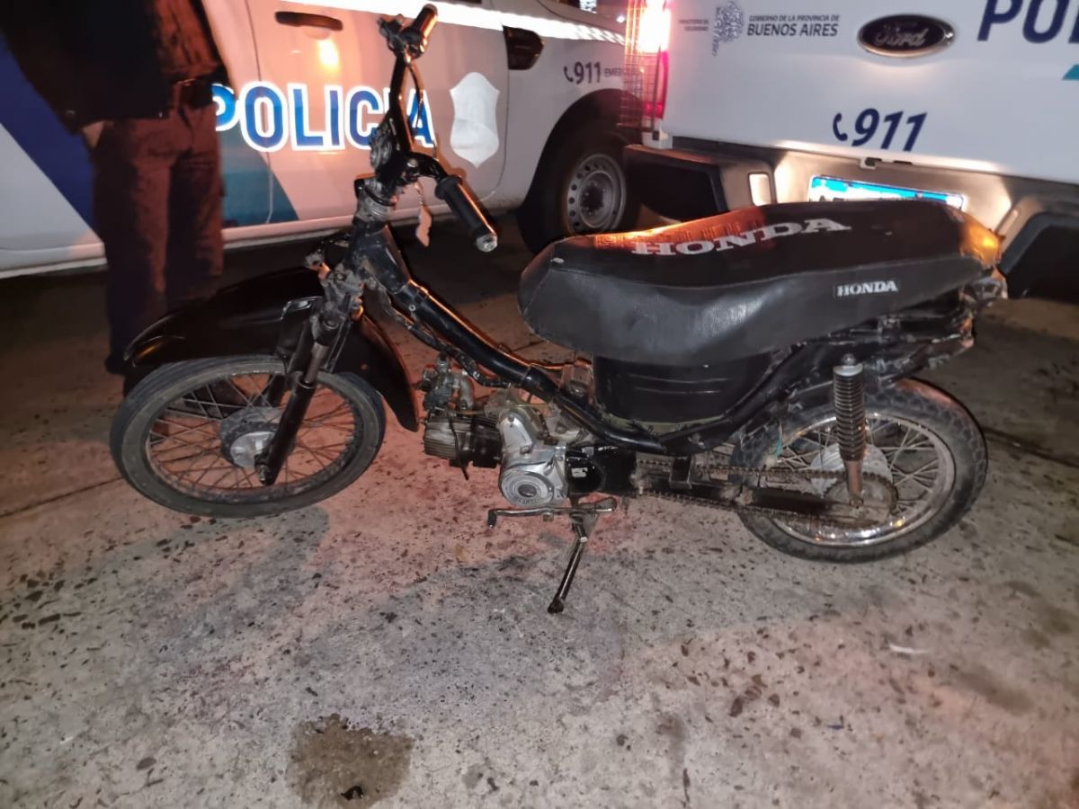 Aprehendieron a un joven que hacía "willy" en moto, chocó a un patrullero y agredió a la Policía