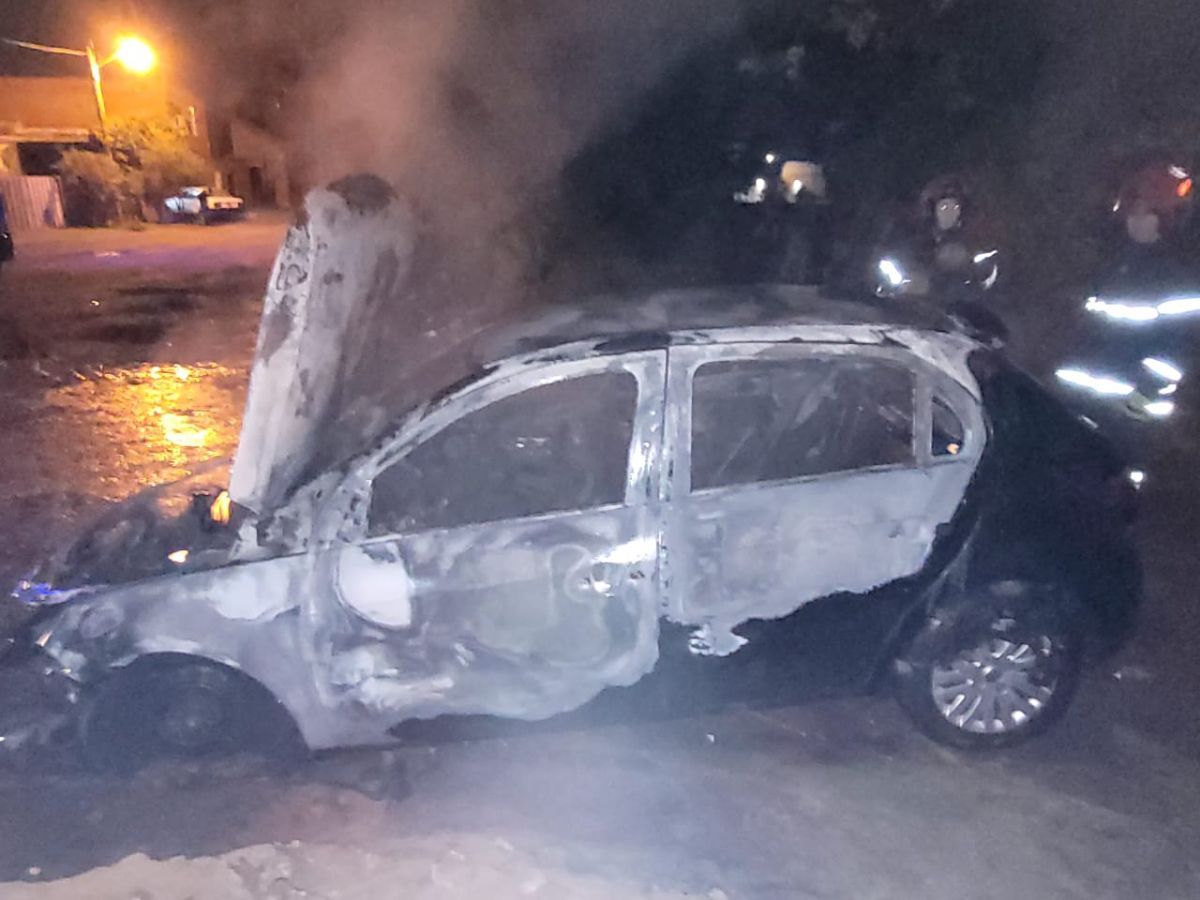 Incendio de un vehículo en la calle Palacios al 1500