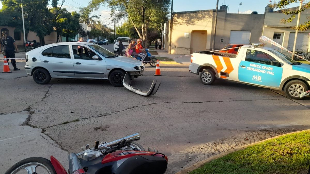 Fuerte choque entre un auto y una moto: dos niños heridos