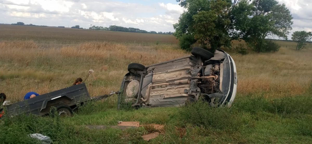 Volcó un auto que transportaba un carro con mercaderías 