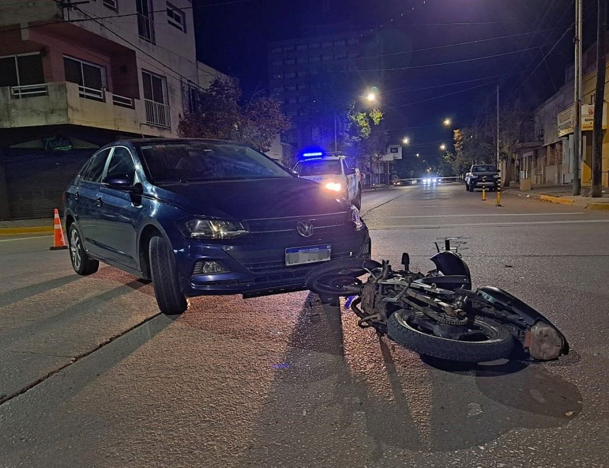 Chocaron un auto y una moto en una esquina céntrica