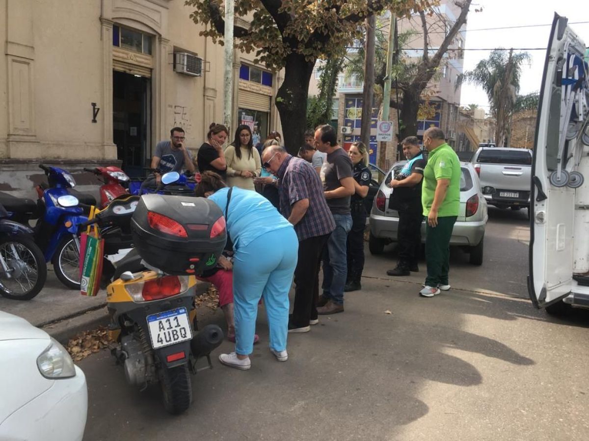 Accidente en el centro: un auto encerró a una moto, ocasionando su caída